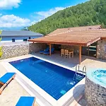 2+1 Ic Ve Dis Jakuzili Villa